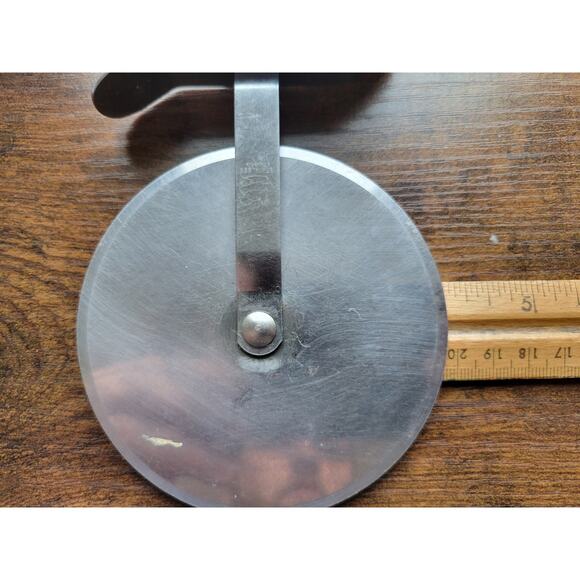 The Pampered Chef #1301 - Large 4" Pizza Cutter/Wheel, Slicer w/Wood Handle - Picture 9 of 9
